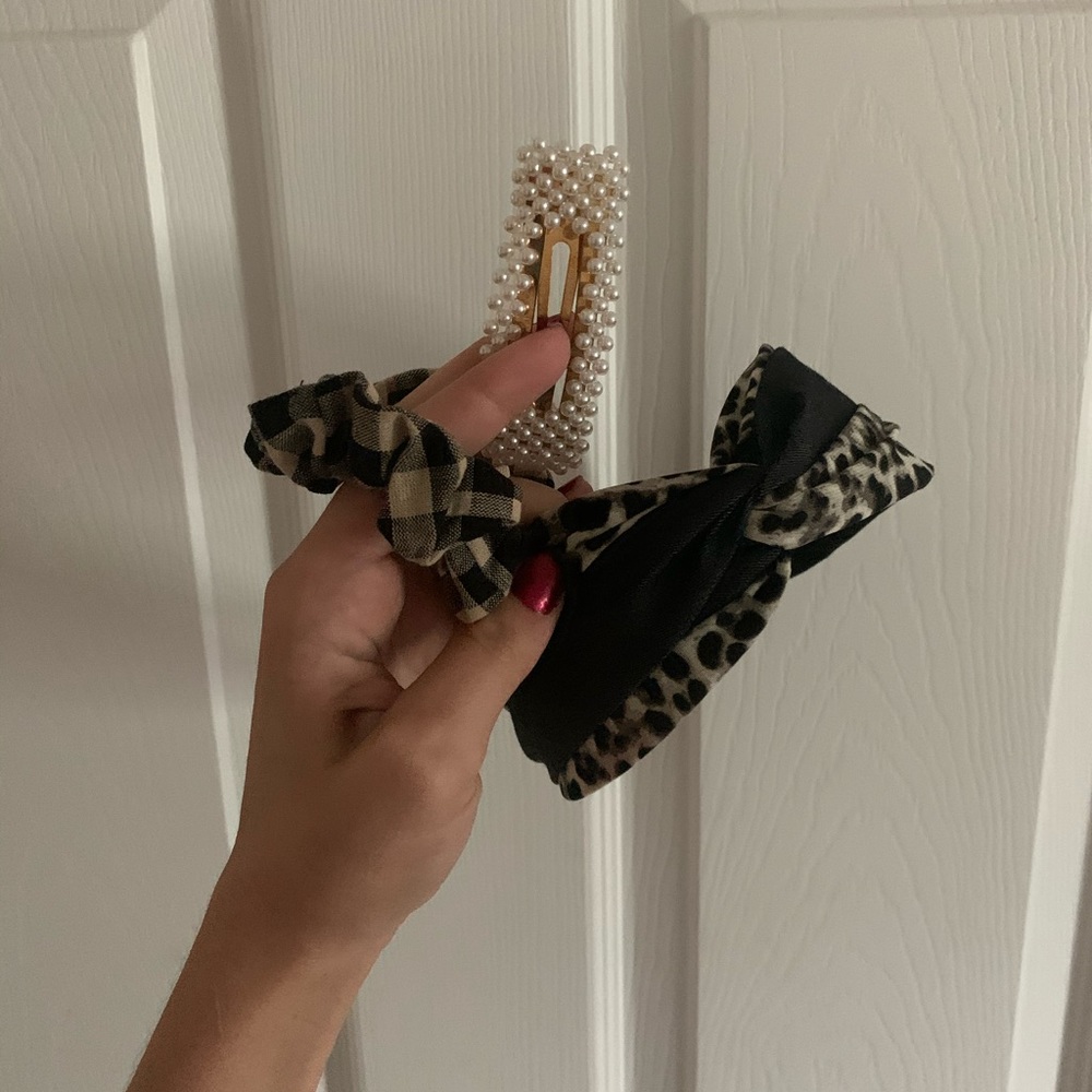 Assorted hair accessories/BUNDLE FOR FREE 💕
